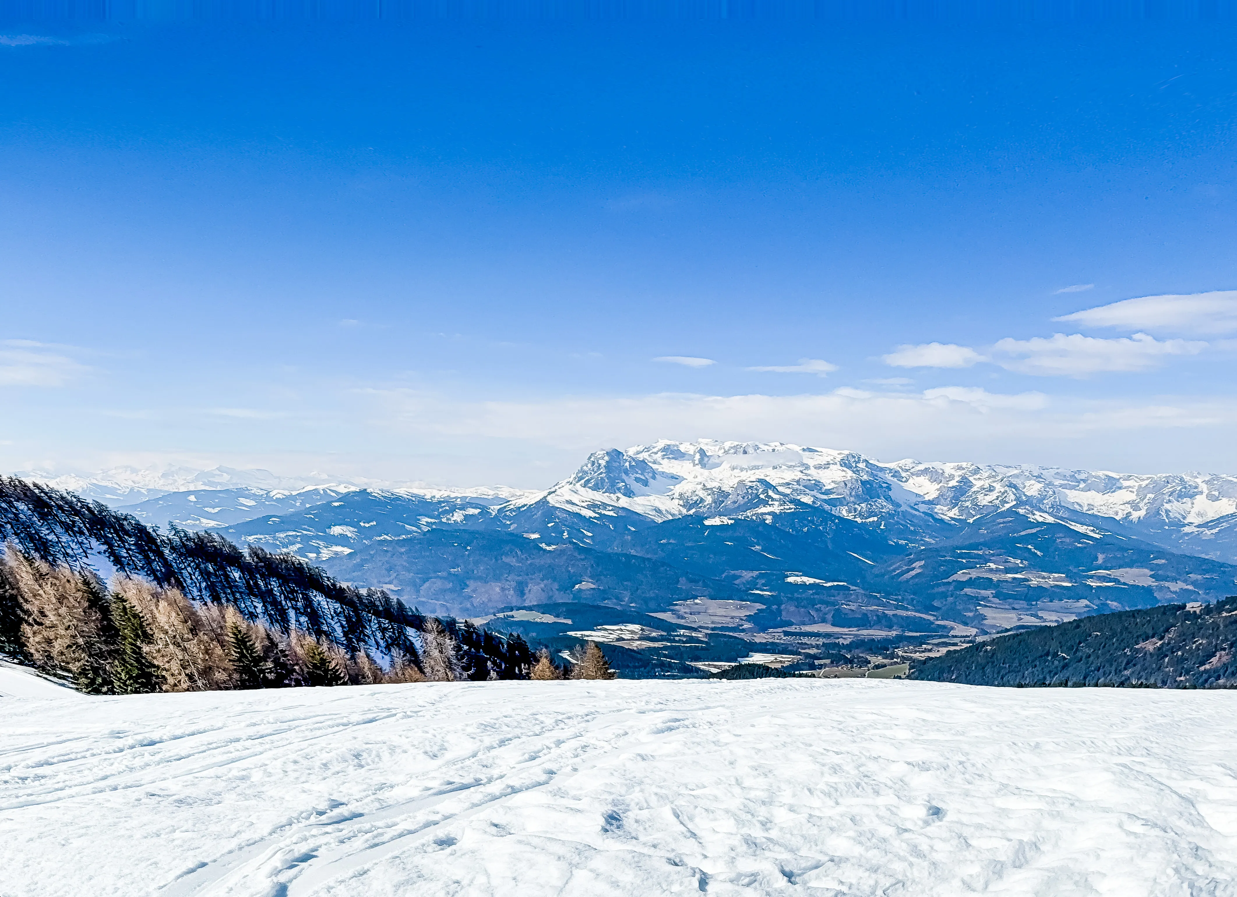 Panoramaudsigt over snedækkede bjergtoppe i Werfenweng, Østrig